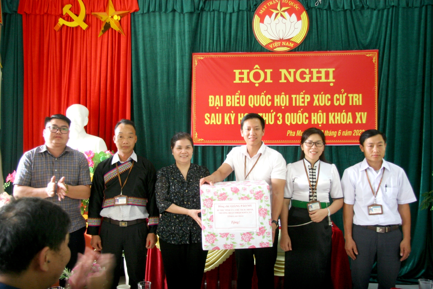 Đoàn đại biểu Quốc hội tỉnh tặng quà xã Pha Mu