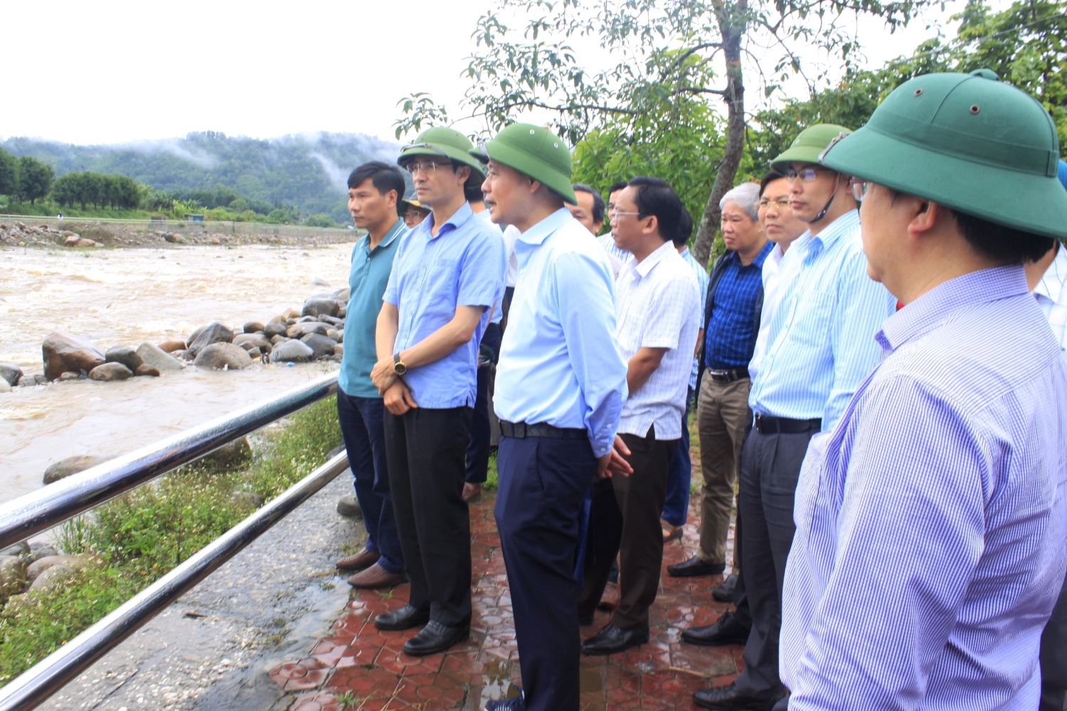 Lãnh đạo UBND tỉnh kiểm tra tuyến kè bảo vệ bờ suối tại huyện Tân Uyên