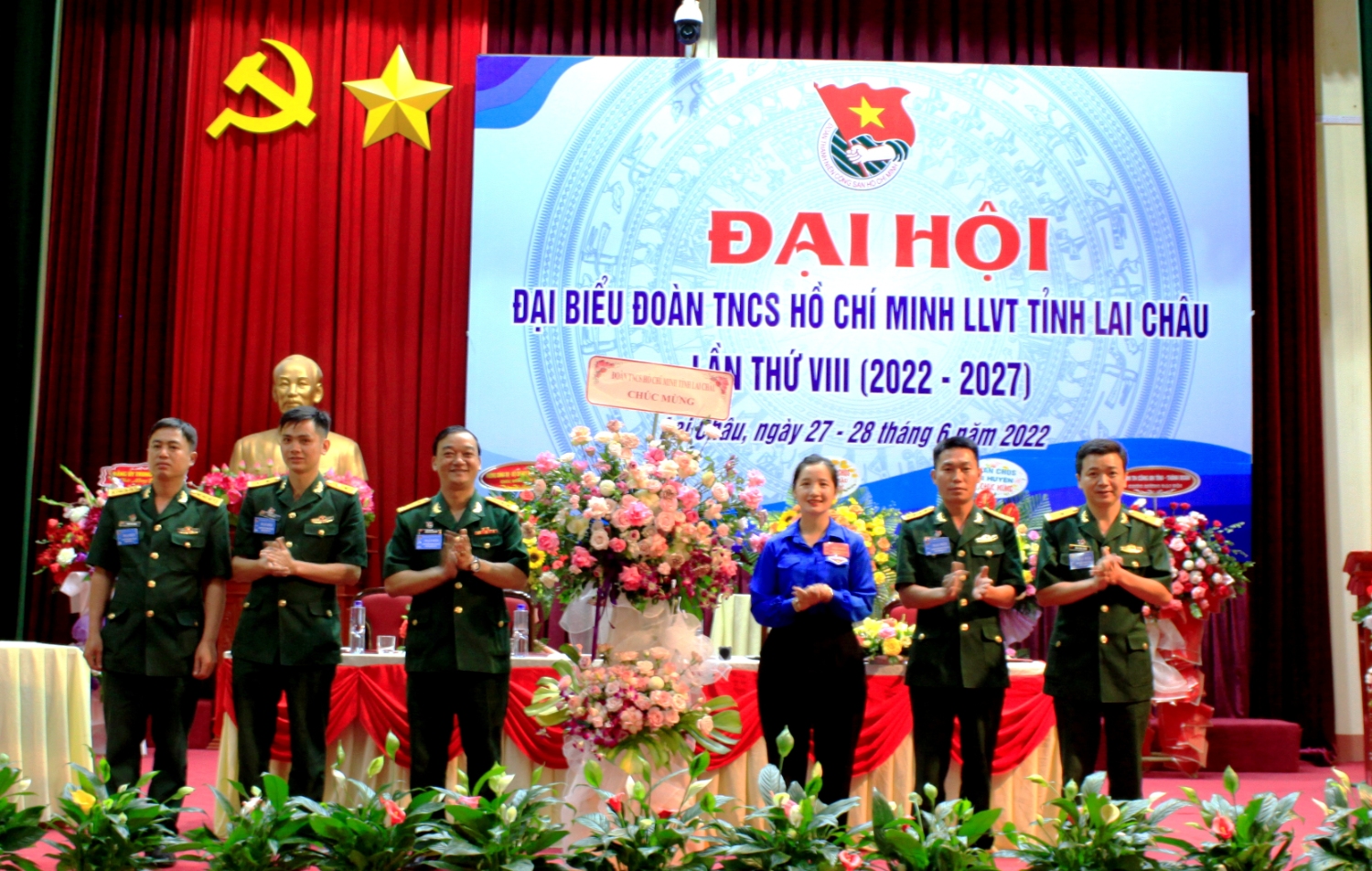 Đồng chí Vừ Thị Mai Dinh - Phó Bí thư Tỉnh đoàn tặng hoa chúc mừng Đại hội