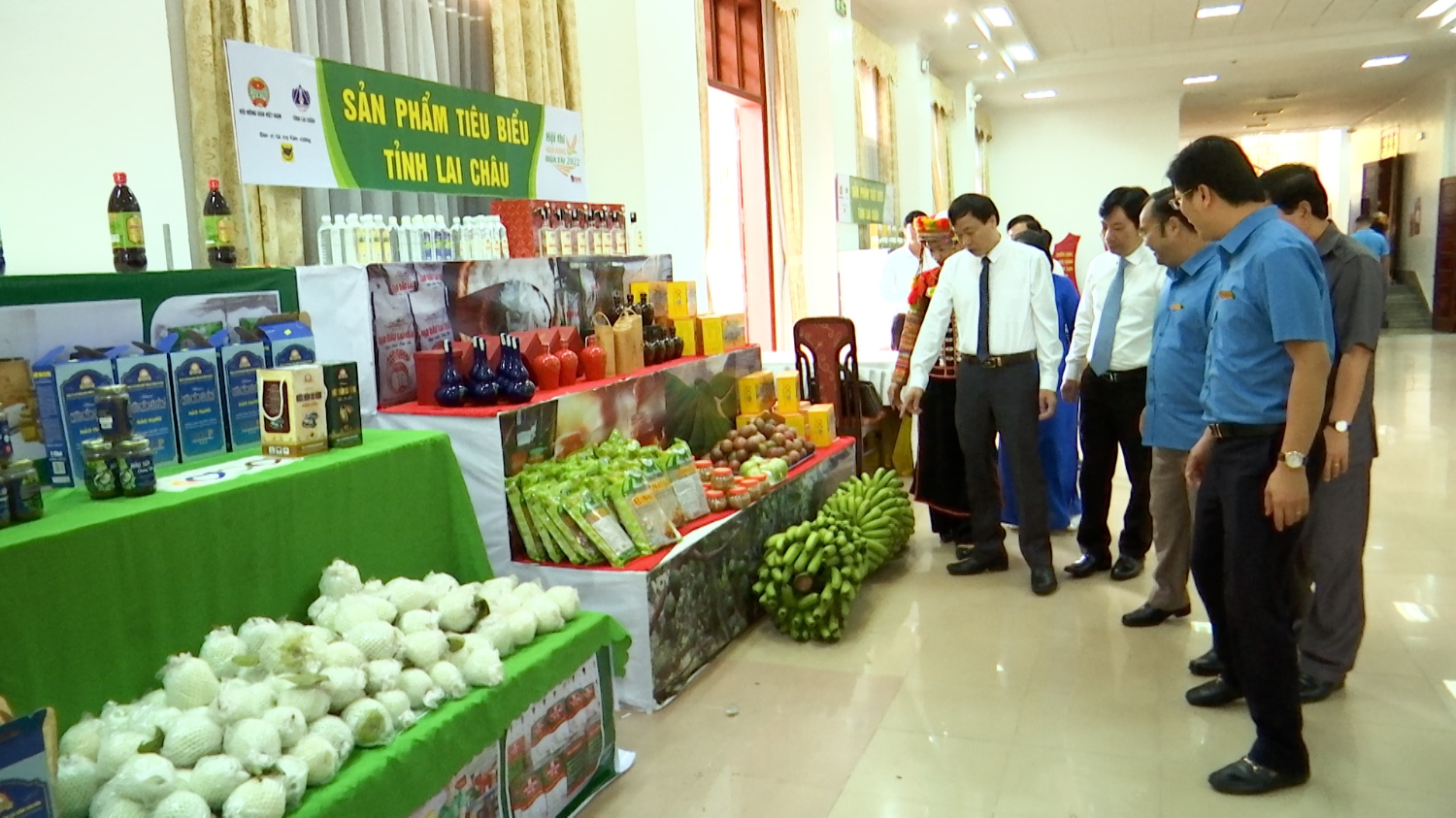 Đồng chí Lê Văn Lương - Phó Bí thư Tỉnh ủy cùng các đại biểu thăm gian hàng sản phẩm tiêu biểu, sản phẩm OCop của tỉnh Lai Châu (tại Hội thi Nhà nông đua tài lần thứ V - năm 2022 khu vực I tại tỉnh Lai Châu)