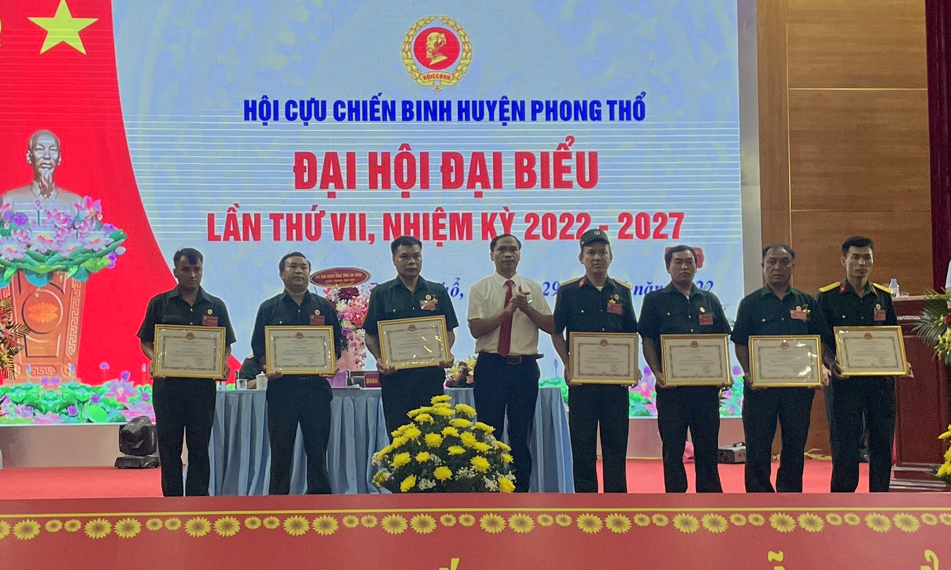 Đồng chí Nguyễn Văn Thanh – Phó Bí thư Thường trực Huyện ủy trao giấy khen cho 8 tập thể có thành tích xuất sắc trong thực hiện nhiệm vụ công tác Hội CCB