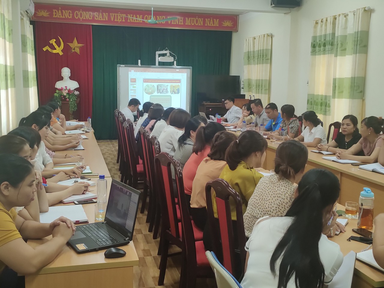 Cán bộ, giáo viên trường THCS Thị trấn Phong Thổ chăm chú ghi chép, nghiên cứu học tập bồi dưỡng chính trị hè năm 2022