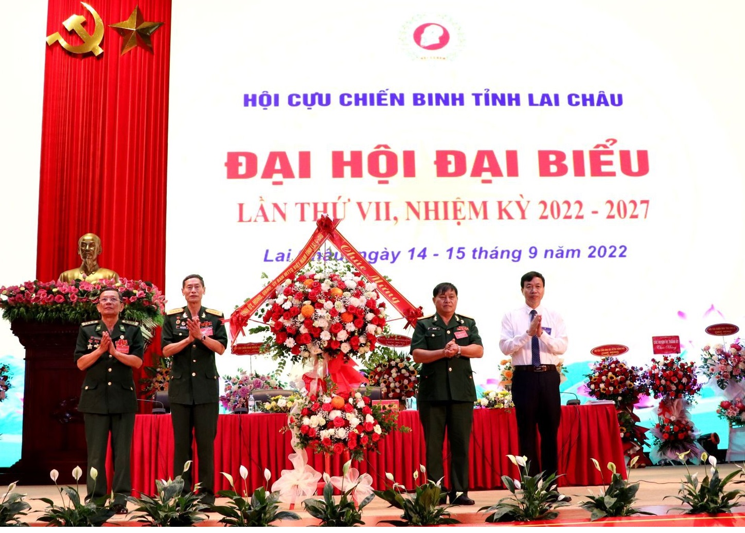 Đồng chí Lê Văn Lương - Phó Bí thư Thường trực Tỉnh ủy Lai Châu tặng hoa chúc mừng Đại hội