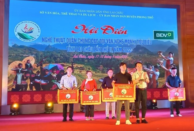 Đồng chí Lê Chí Công - Phó Trưởng Ban Tuyên giáo Tỉnh ủy trao giải Nhất toàn đoàn cho đội huyện Phong Thổ