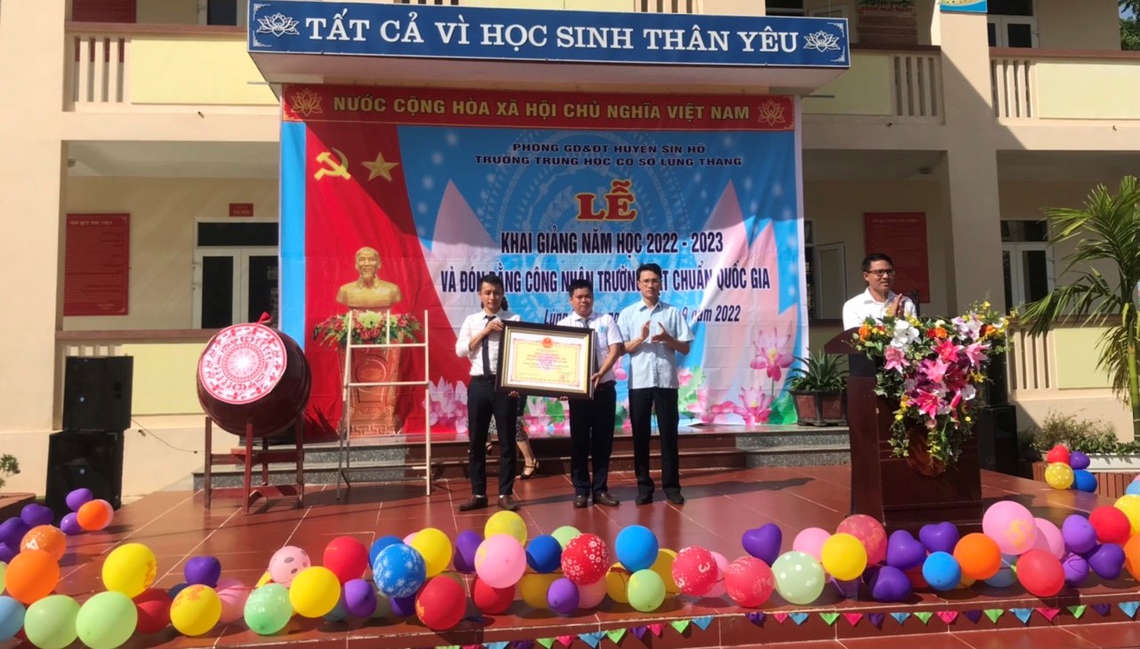 Đồng chí Hà Trọng Hải - TUV, Phó Chủ tịch UBND tỉnh trao Bằng công nhận trường đạt chuẩn cho đại diện nhà trường