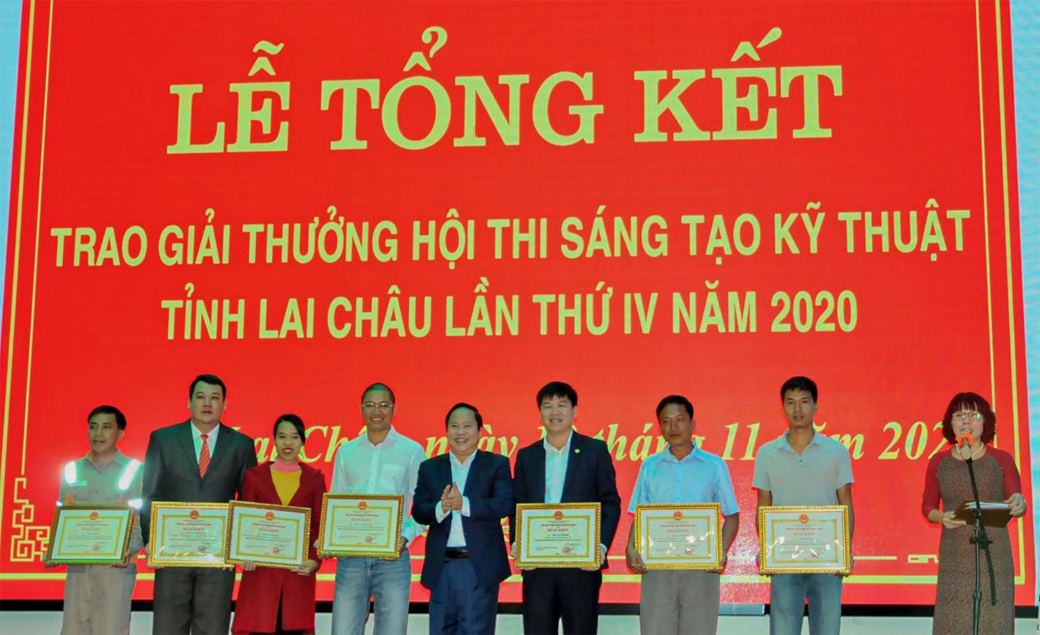 Đồng chí Tống Thanh Hải - UVBTV, Phó Chủ tịch thường trực UBND tỉnh trao Bằng khen của Chủ tịch UBND tỉnh cho 7 tác giả đạt giải cao tại Hội thi