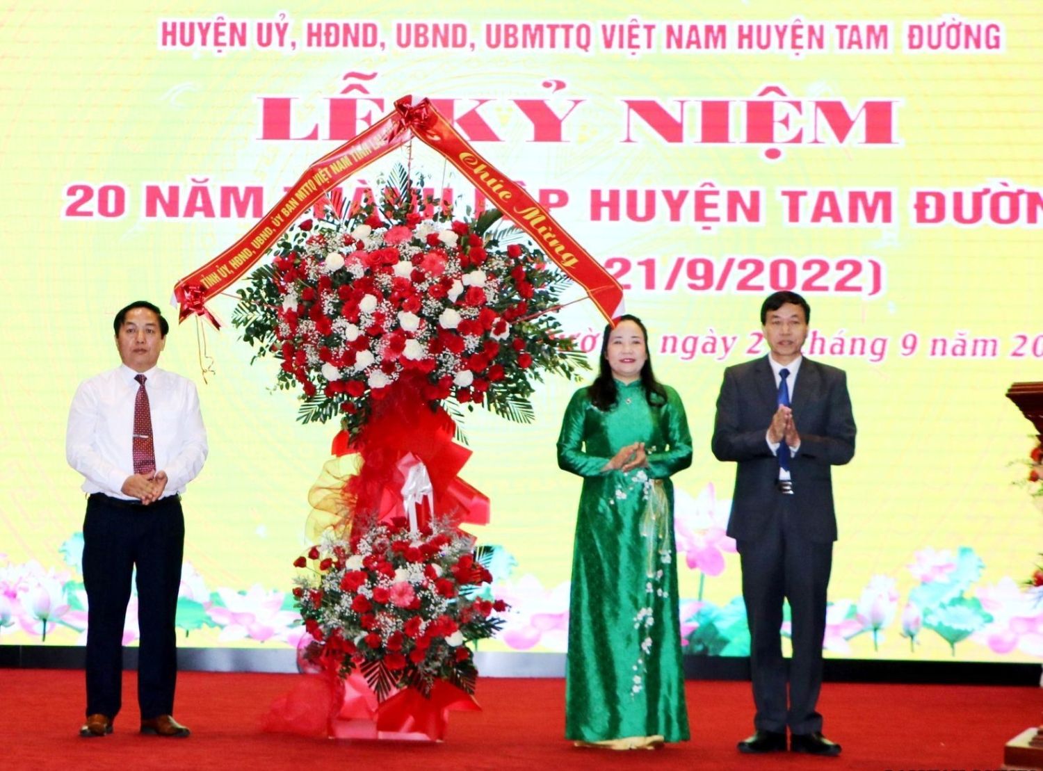 Đồng chí Lê Văn Lương - Phó Bí thư Thường trực Tỉnh ủy tặng hoa chúc mừng Lễ Kỷ niệm