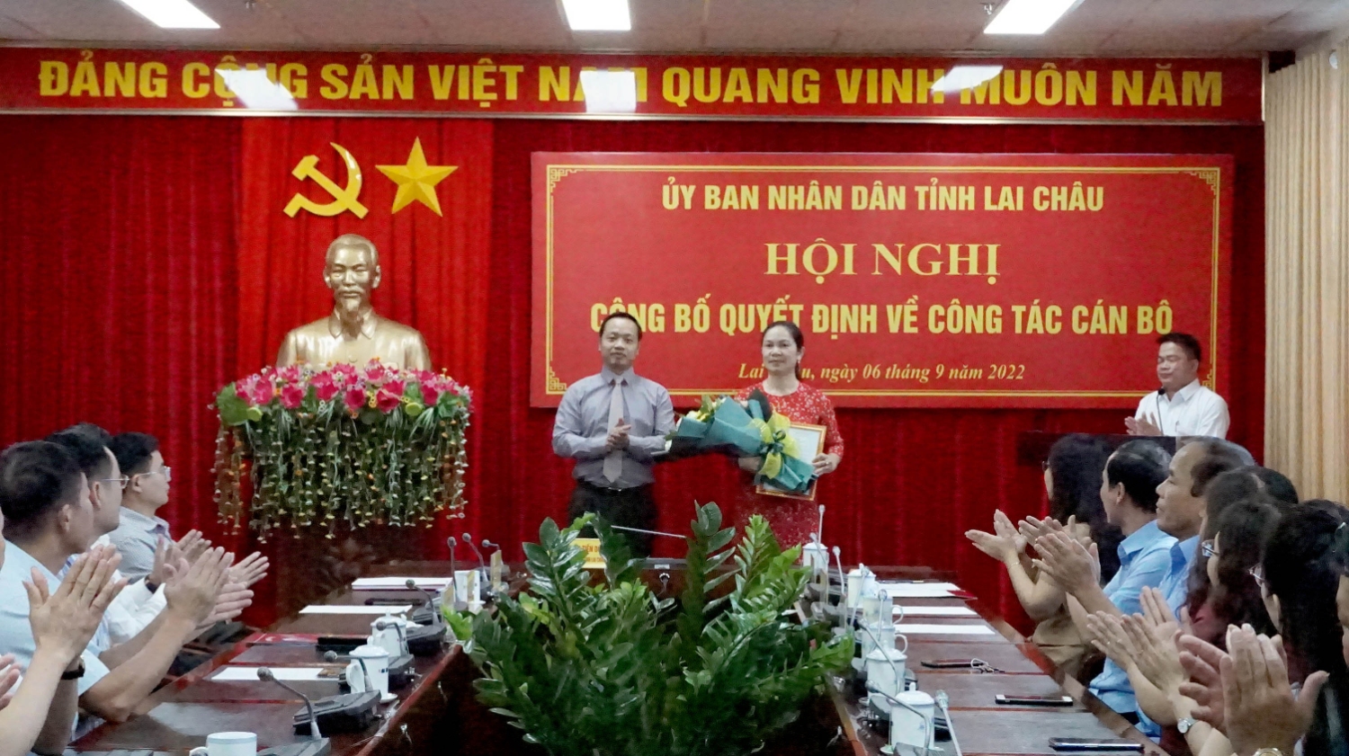 Chủ tịch UBND tỉnh Trần Tiến Dũng trao quyết định bổ nhiệm và tặng hoa chúc mừng đồng chí Nguyễn Thị Ngọc Hà - Giám đốc Đài Phát thanh - Truyền hình tỉnh
