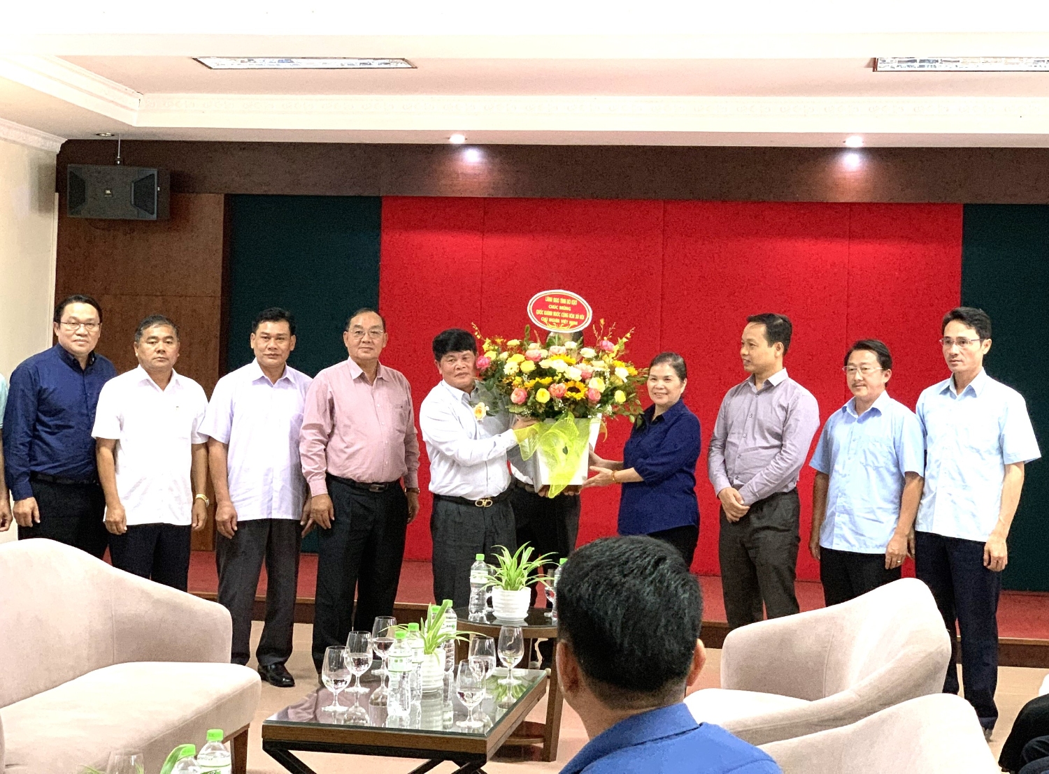 Đoàn công tác tỉnh Bò Kẹo, nước Cộng hòa Dân chủ nhân dân Lào tặng lẵng hoa nhân Kỷ niệm Quốc khánh Nước cộng hòa xã hội chủ nghĩa Việt Nam