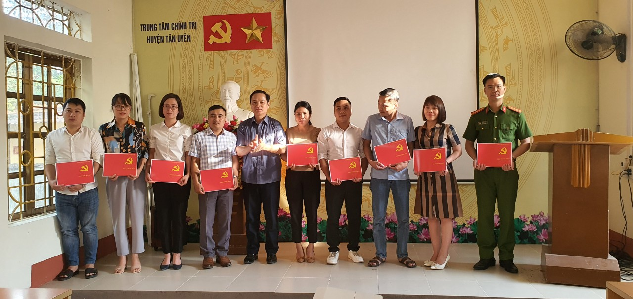 Đồng chí Phạm Ngọc Lệ - Huyện ủy viên, Trưởng Ban Tuyên giáo Huyện ủy, Giám đốc Trung tâm Chính trị huyện trao giấy chứng nhận cho các học viên