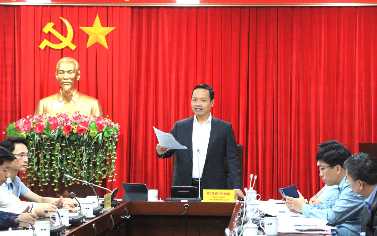 Chủ tịch UBND tỉnh Trần Tiến Dũng kết luận cuộc họp