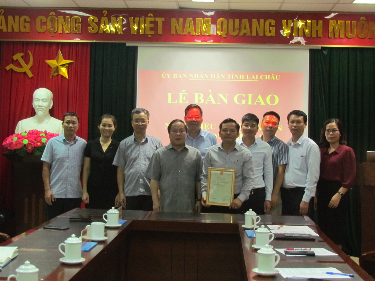 Đồng chí Tống Thanh Hải - UVBTV, Phó Chủ tịch Thường trực UBND tỉnh trao chứng nhận miến dong Bình Lư cho lãnh đạo UBND huyện Tam Đường