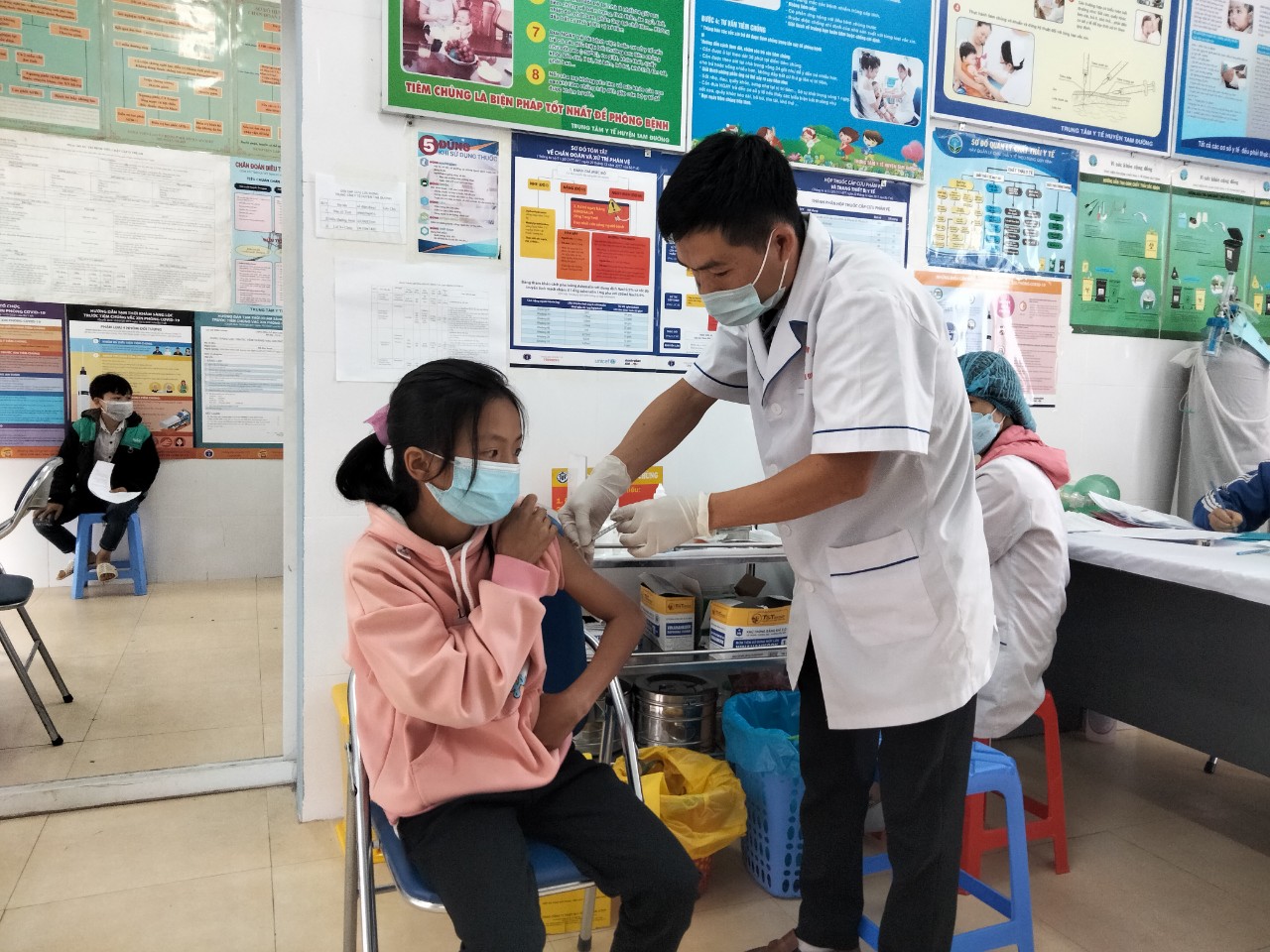 Công tác tiêm phòng vắc xin cho trẻ từ 5 tuổi đến dưới 12 tuổi được quan tâm triển khai hiệu quả