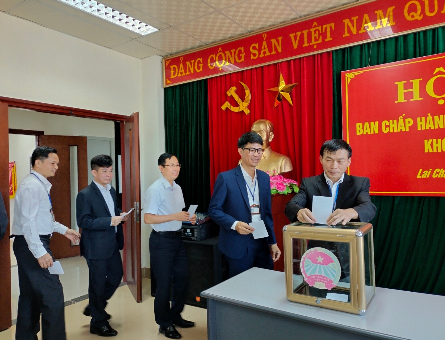 Các đại biểu bỏ phiếu bầu chức danh Phó Chủ tịch Hội Nông dân tỉnh nhiệm kỳ 2018 - 2023