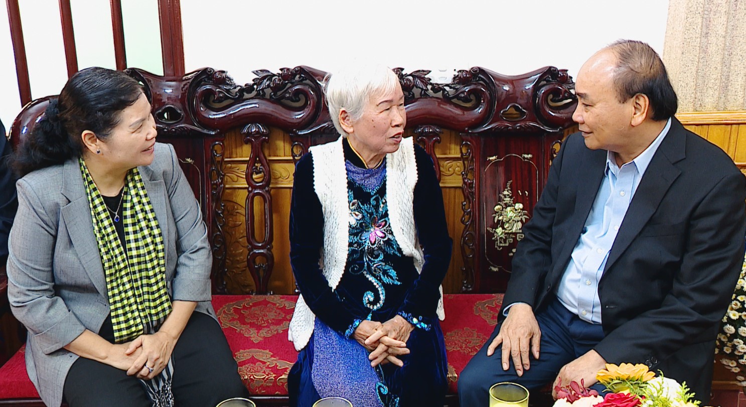 Chủ tịch nước Nguyễn Xuân Phúc và Bí thư Tỉnh ủy Giàng Páo Mỷ ân cần thăm hỏi bà Đinh Thị Huệ