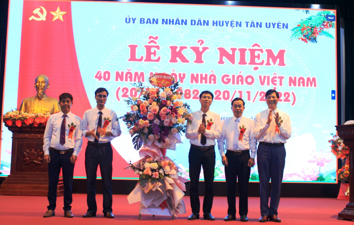 Đồng chí Bùi Huy Phương - Bí thư Huyện ủy tặng lẵng hoa chúc mừng lễ kỷ niệm