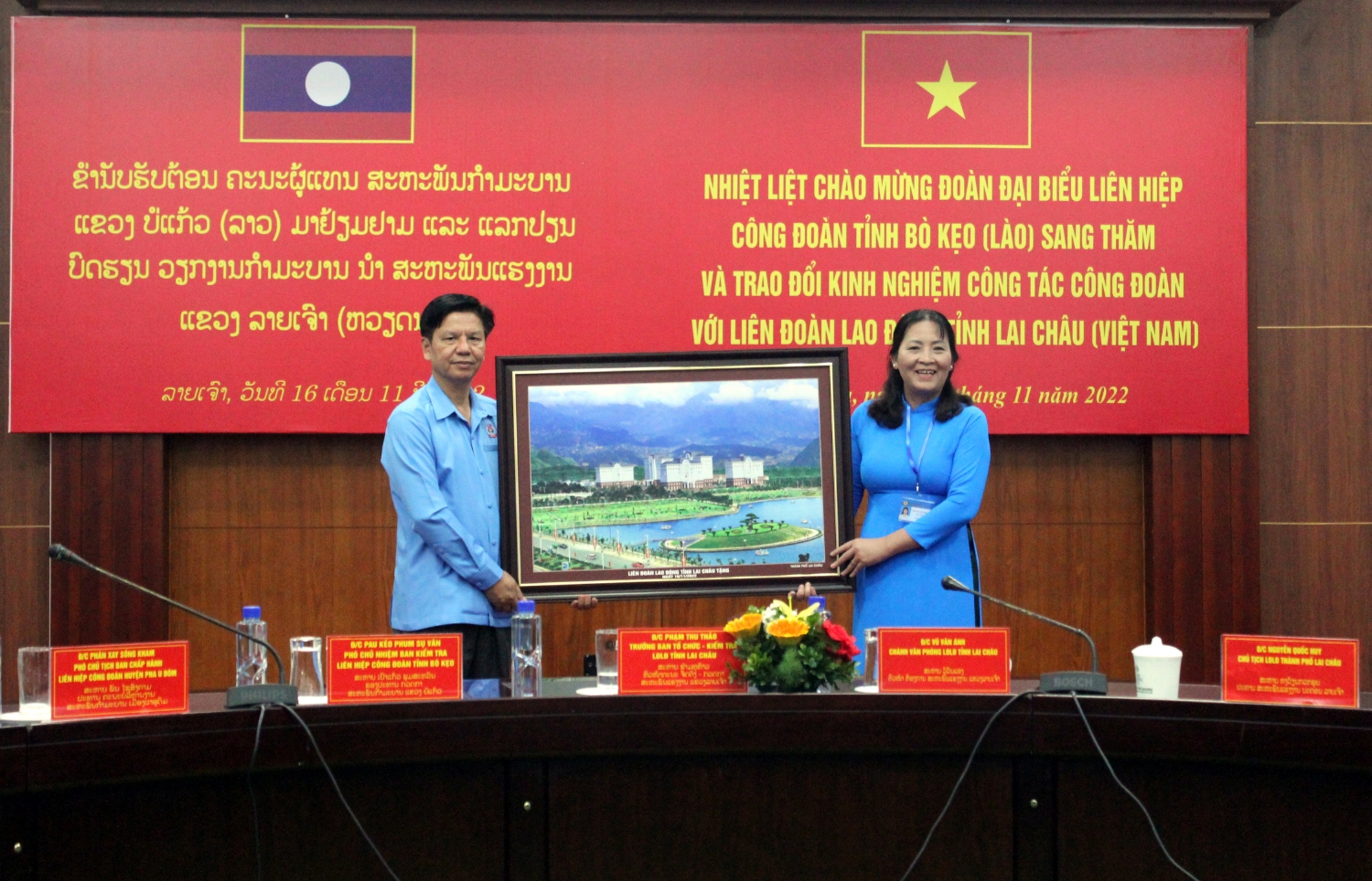 Lãnh đạo LĐLĐ tỉnh Lai Châu tặng bức tranh phong cảnh thành phố Lai Châu cho đồng chí Sụ Thịt Mịt Săm Phăn - Chủ tịch Liên hiệp Công đoàn tỉnh Bò Kẹo
