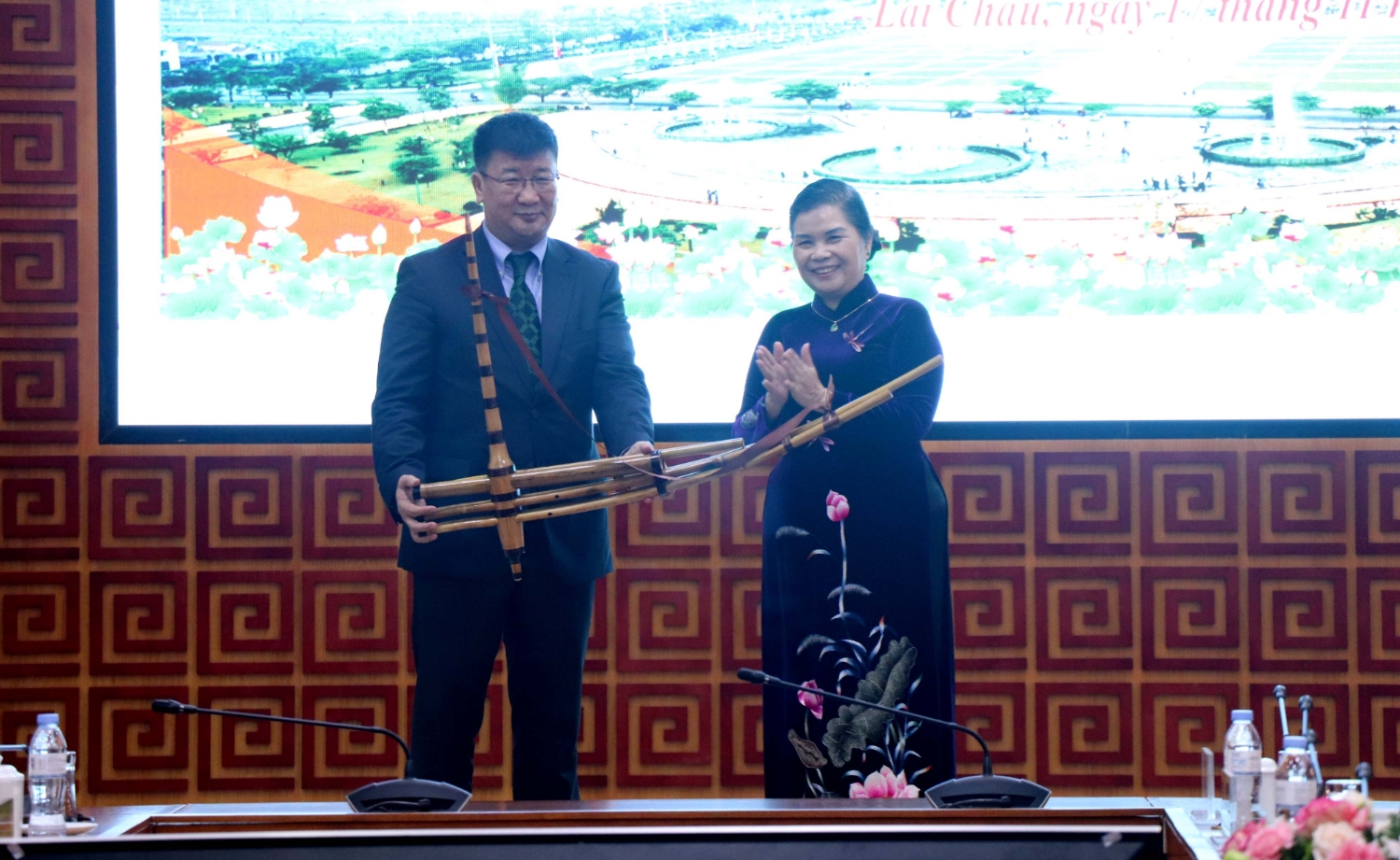 Bí thư Tỉnh ủy Giàng Páo Mỷ tặng quà Ngài Jigjee Sereejav - Đại sứ Đặc mệnh toàn quyền Cộng hòa Nhân dân Mông Cổ tại Việt Nam