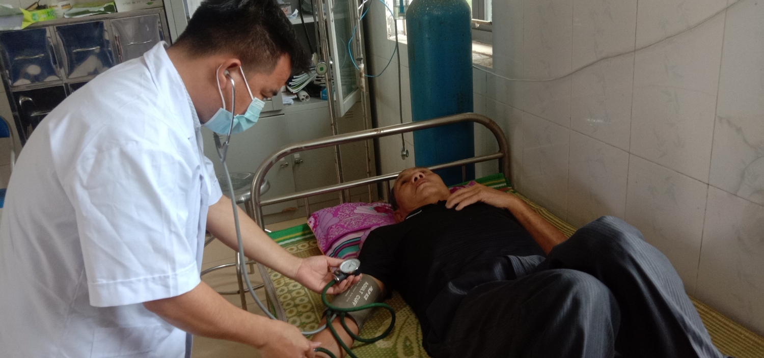 Bác sĩ Trạm y tế xã Mường Khoa khám bệnh cho người dân