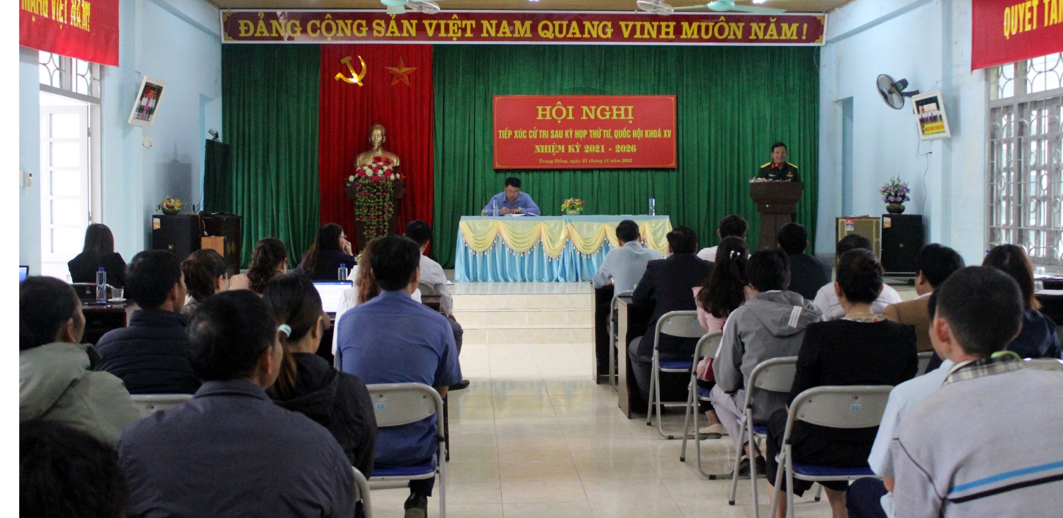 Quang cảnh Hội nghị tiếp xúc cử tri xã Trung Đồng
