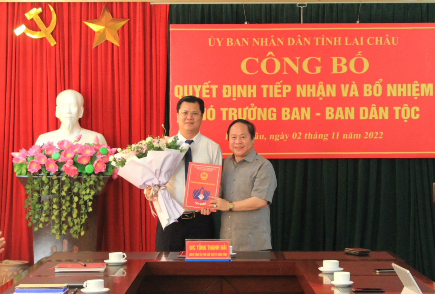 Đồng chí Tống Thanh Hải – UVBTV, Phó Chủ tịch Thường trực UBND tỉnh trao quyết định và tặng hoa cho đồng chí Nguyễn Đức Thuận