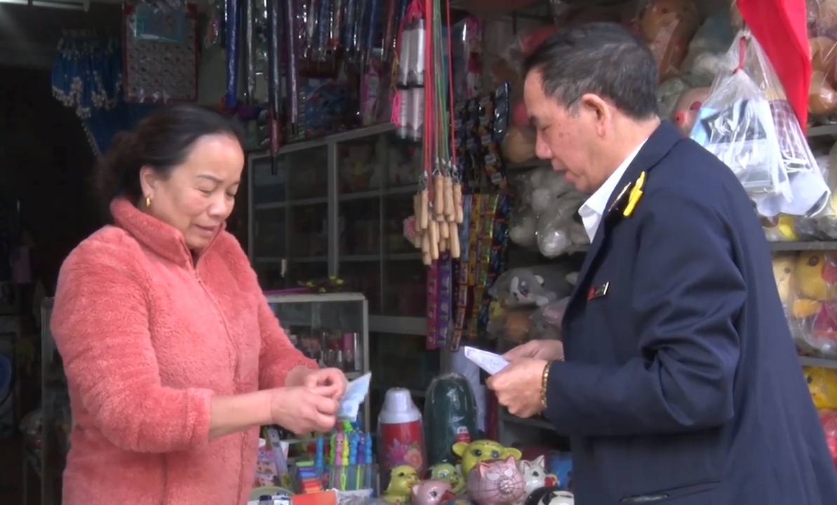 Cán bộ Chi cục thuế khu vực Phong Thổ - Sìn Hồ tuyên truyền chính sách thuế cho hộ kinh doanh trên địa bàn Thị trấn Sìn Hồ.