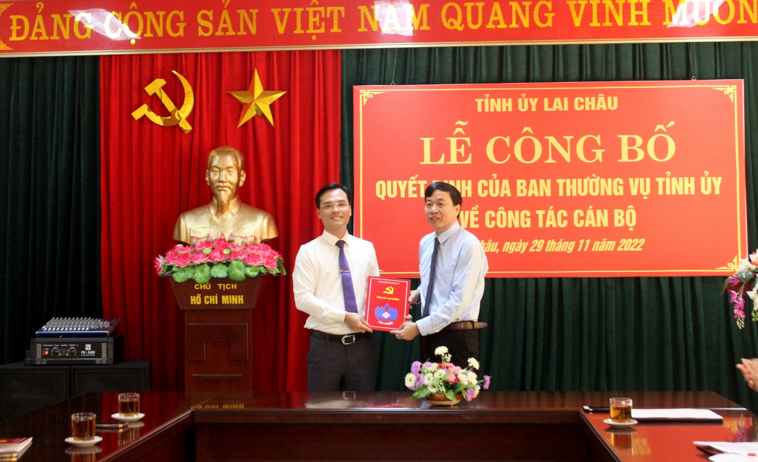 Đồng chí Lê Văn Lương - Phó Bí thư Thường trực Tỉnh ủy trao Quyết định cho đồng chí Phạm Ngọc Đang