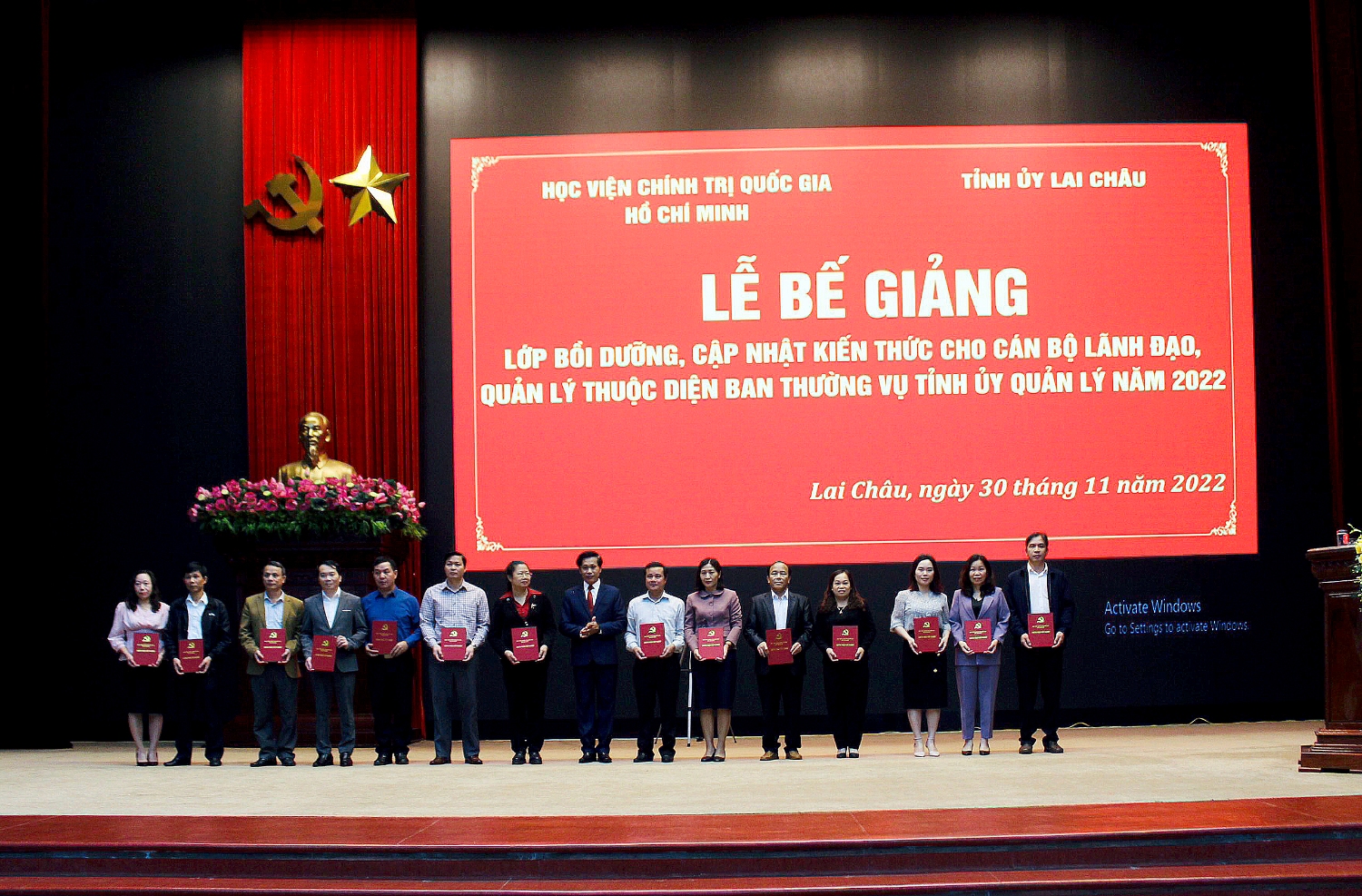 PGS. TS Hoàng Phúc Lâm - Phó Giám đốc Học viện Chính trị Quốc gia Hồ Chí Minh trao giấy chứng nhận cho các học viên