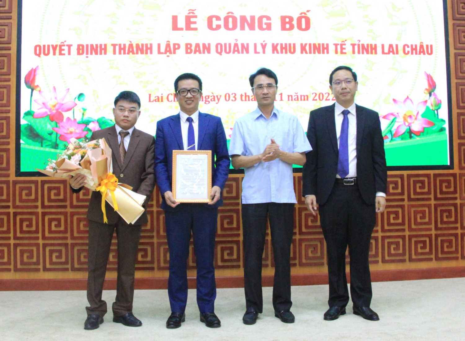Đồng chí Hà Trọng Hải – Tỉnh ủy viên, Phó Chủ tịch UBND tỉnh trao Quyết định và tặng hoa chúc mừng tập thể lãnh đạo Ban Quản lý Khu kinh tế tỉnh Lai Châu