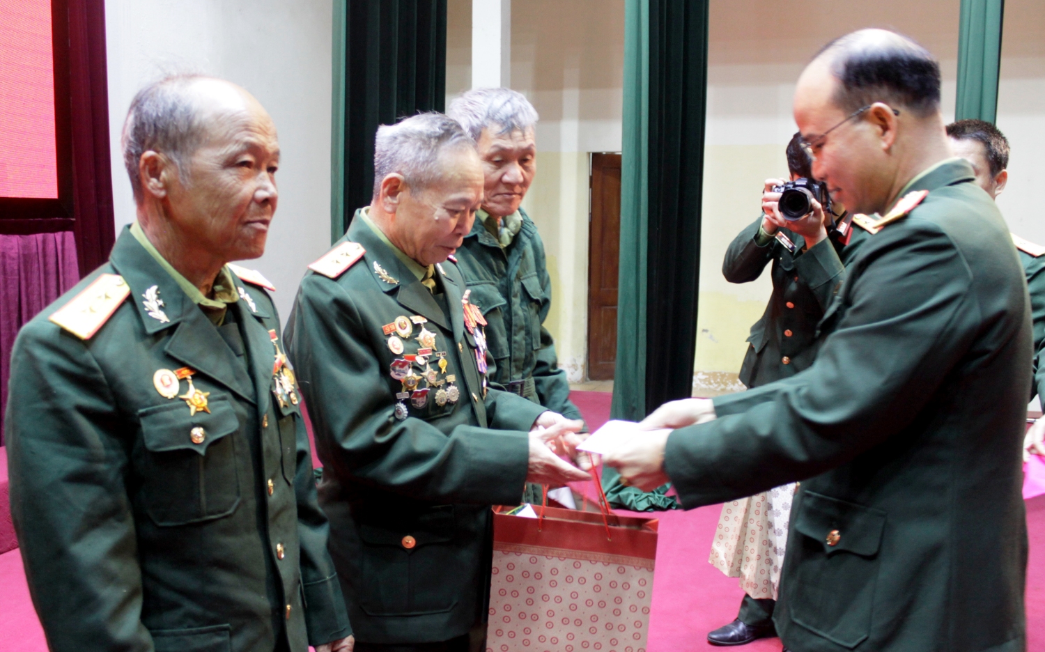 Thủ trưởng Bộ Chỉ huy Quân sự tỉnh tặng quà các cán bộ cao cấp quân đội đã nghỉ hưu, nghỉ công tác trên địa bàn tỉnh tại buổi gặp mặt
