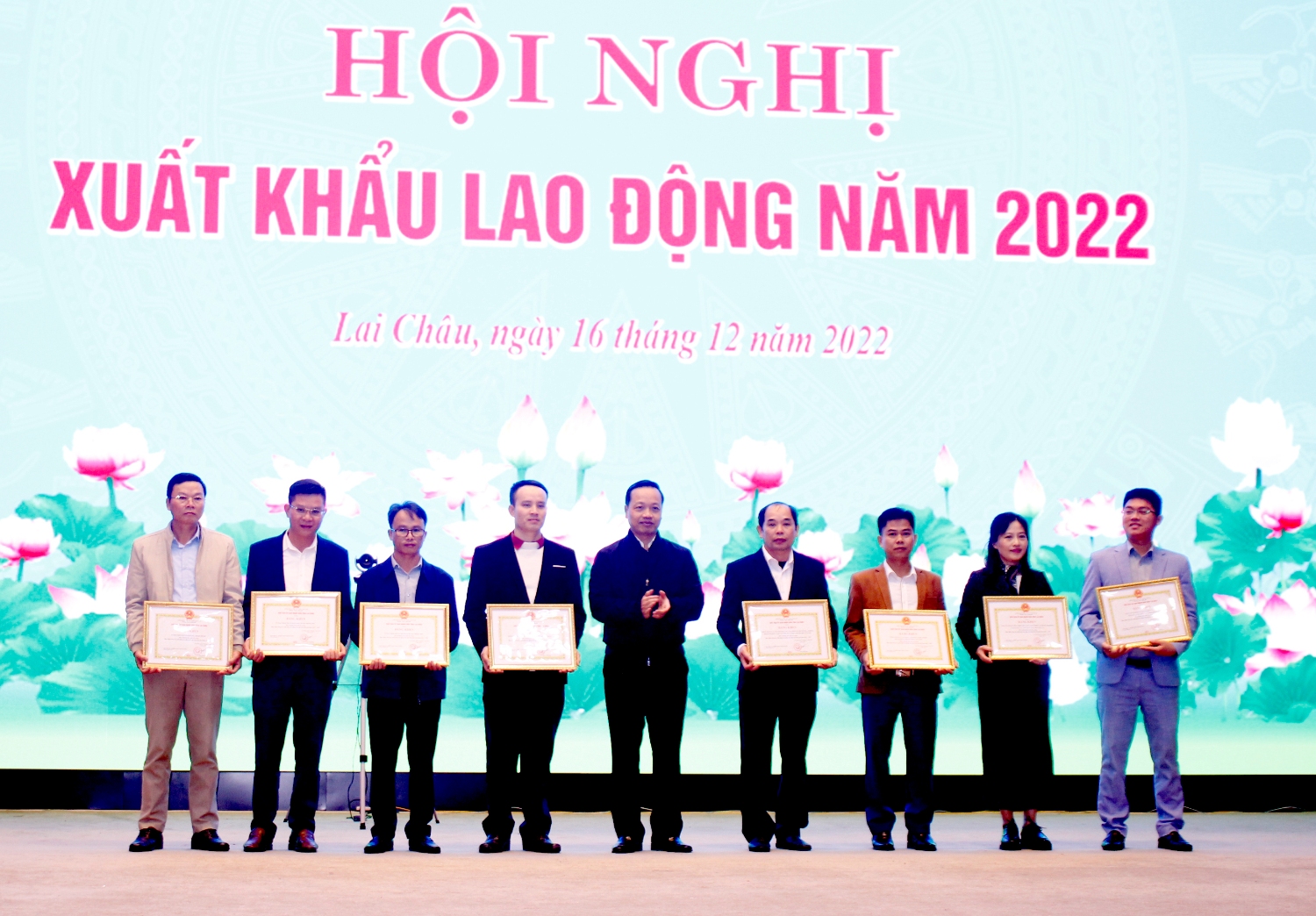Chủ tịch UBND tỉnh Trần Tiến Dũng trao Bằng khen cho các tập thể có thành tích xuất sắc trong thực hiện công tác xuất khẩu lao động trên địa bàn tỉnh giai đoạn 2017 - 2022