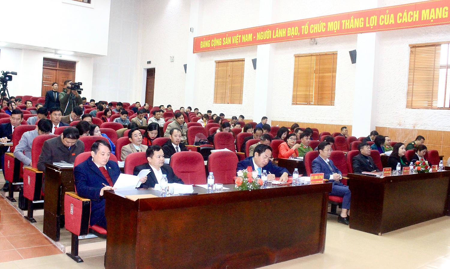 Đại biểu HĐND huyện Tam Đường phát biểu ý kiến thảo luận tại Hội trường