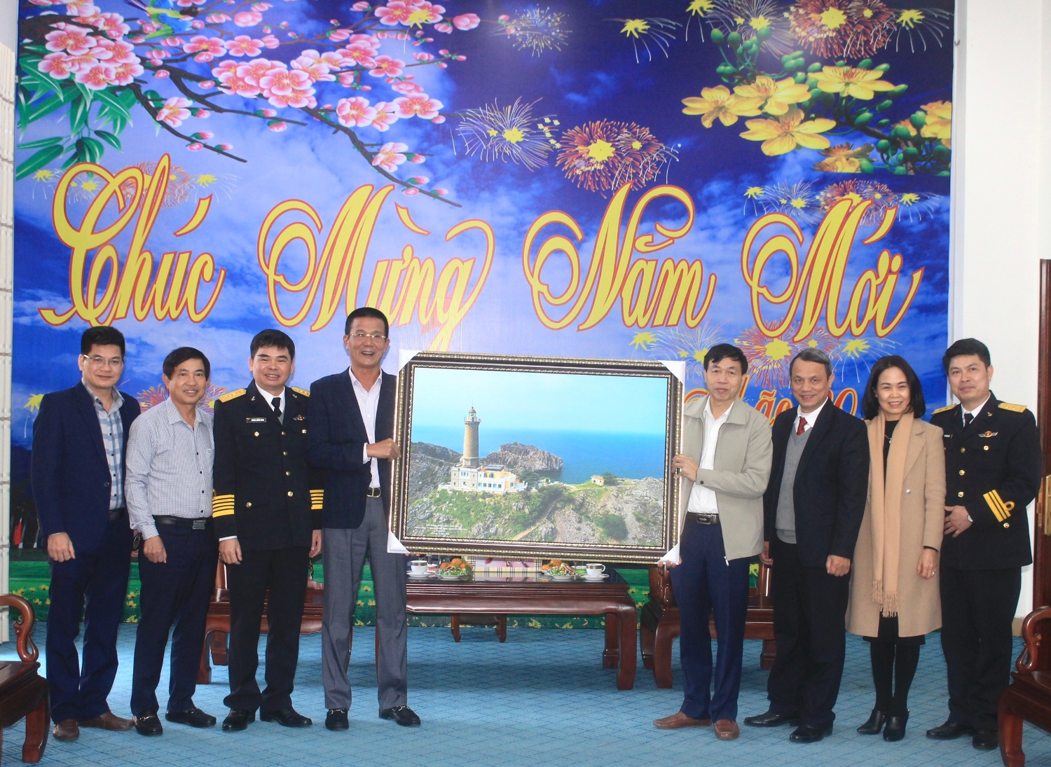 Đại diện lãnh đạo Tổng Công ty Bảo đảm hàng hải miền Bắc tặng quà Tỉnh ủy Lai Châu
