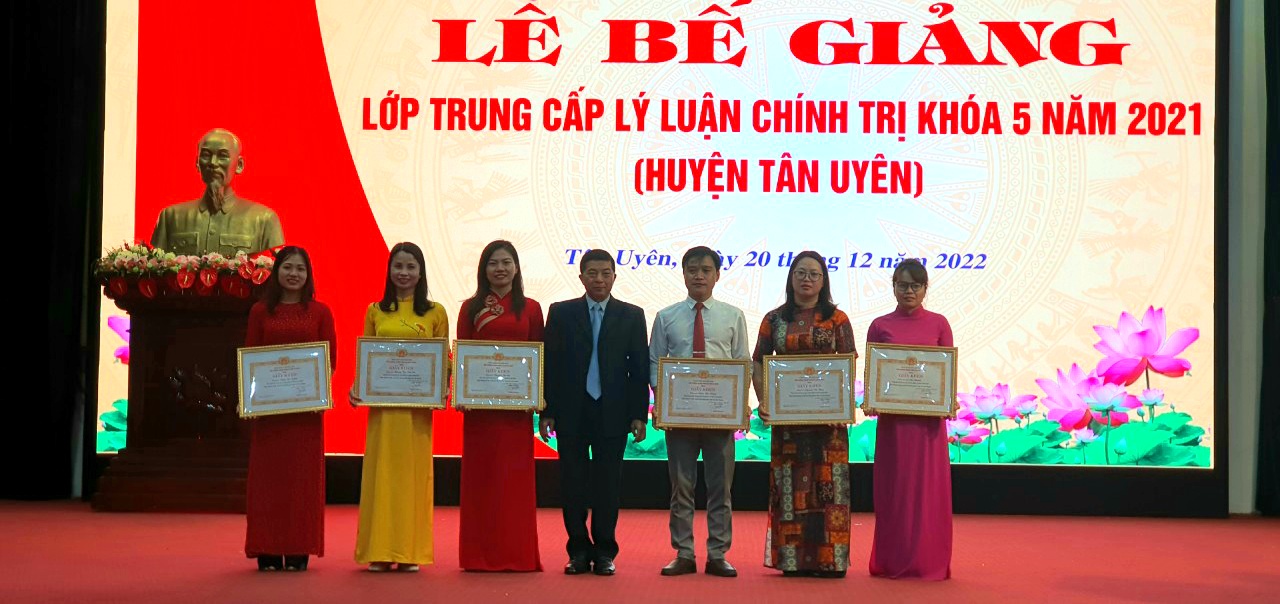 Đồng chí Vũ Văn An - Vũ Văn An -  Phó Hiệu trưởng Trường Chính trị tỉnh trao Giấy khen cho các học viên xuất sắc
