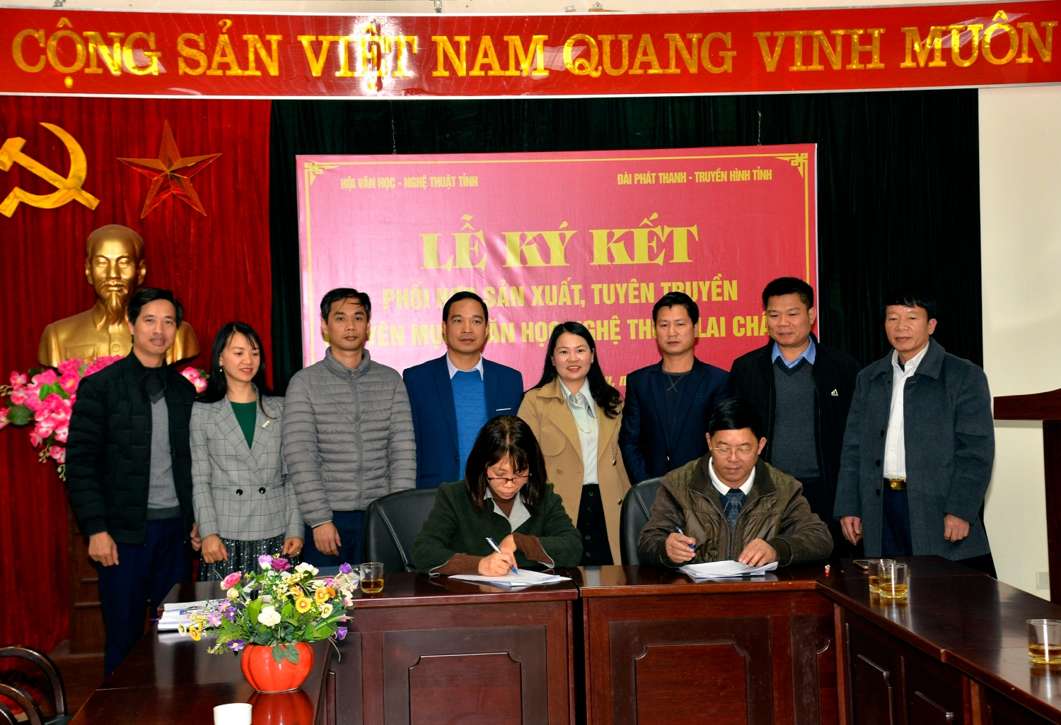 Đại diện lãnh đạo Đài PT-TH tỉnh và Hội Văn học - Nghệ thuật tỉnh ký kết phối hợp tuyên truyền