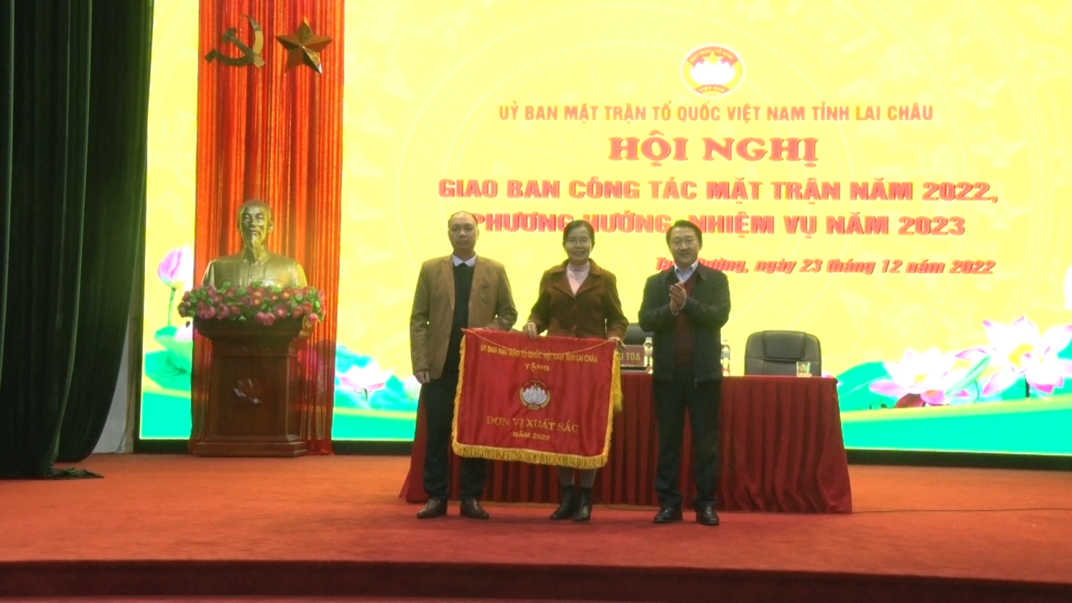 Đồng chí Sùng A Hồ - Ủy viên Ban Thường vụ Tỉnh ủy, Chủ tịch Ủy ban Mặt trận Tổ quốc Việt Nam tỉnh trao Cờ thi đua xuất sắc năm 2022 cho Uỷ ban MTTQ huyện Tân Uyên