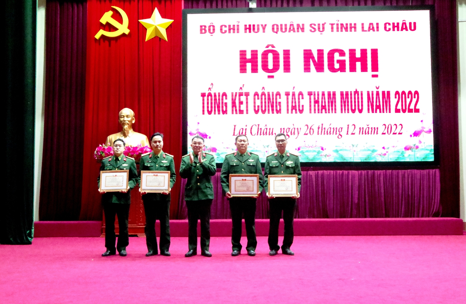 Thượng tá Dương Văn Quyền - Phó Tham mưu trưởng Bộ CHQS tỉnh trao Giấy khen cho các cá nhân có thành tích trong thực hiện nhiệm vụ QSQP và phong trào thi đua quyết thắng năm 2022