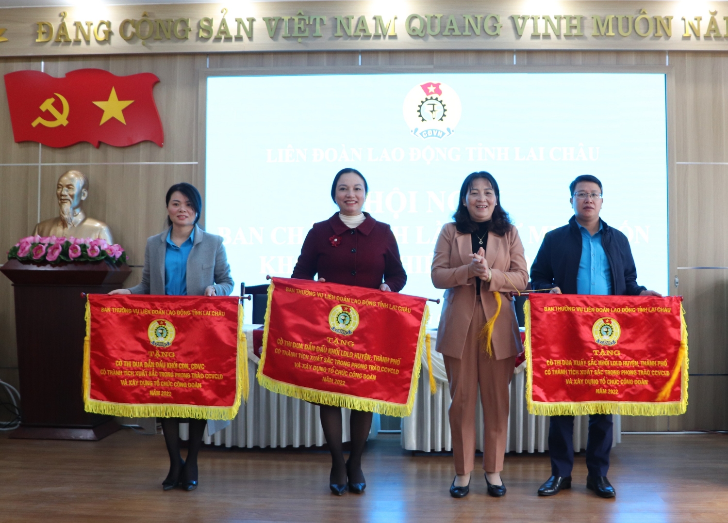 Đồng chí Nguyễn Thị Thiện - Tỉnh ủy viên, Chủ tịch LĐLĐ tỉnh trao Cờ thi đua cho các tập thể có thành tích xuất sắc.