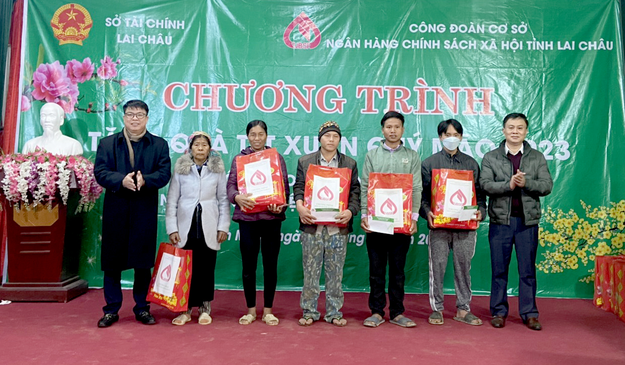 Lãnh đạo Sở Tài chính và Chi nhánh NHCSXH tỉnh tặng quà cho các hộ nghèo, gia đình chính sách xã Nậm Manh (huyện Nậm Nhùn)