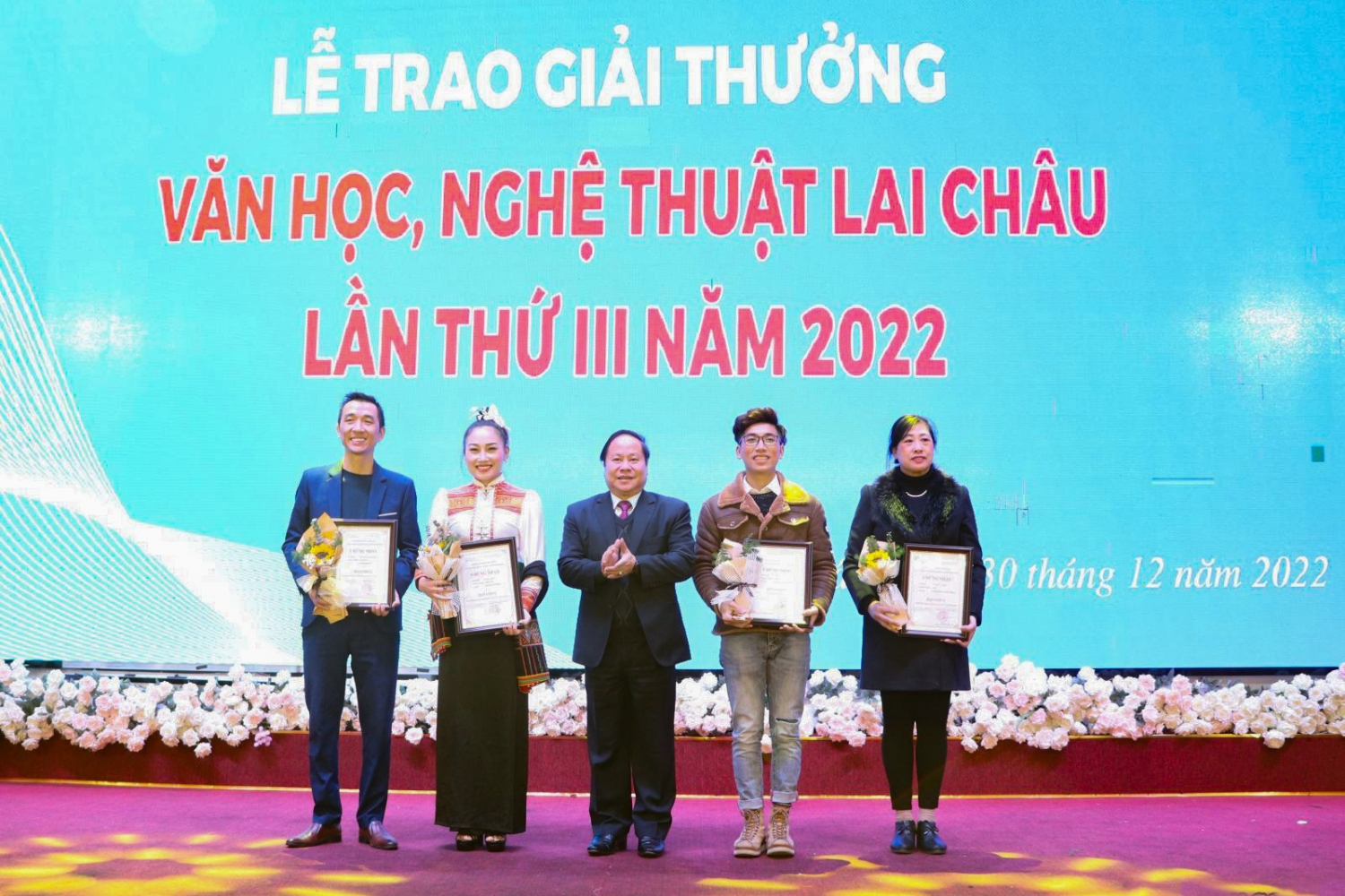 Đồng chí Tống Thanh Hải - UVBTV, Phó Chủ tịch Thường trực UBND tỉnh, Chủ tịch Hội đồng Xét tặng giải thưởng Văn học, Nghệ thuật Lai Châu lần thứ III năm 2022 trao giải A cho các tác giả đạt Giải.