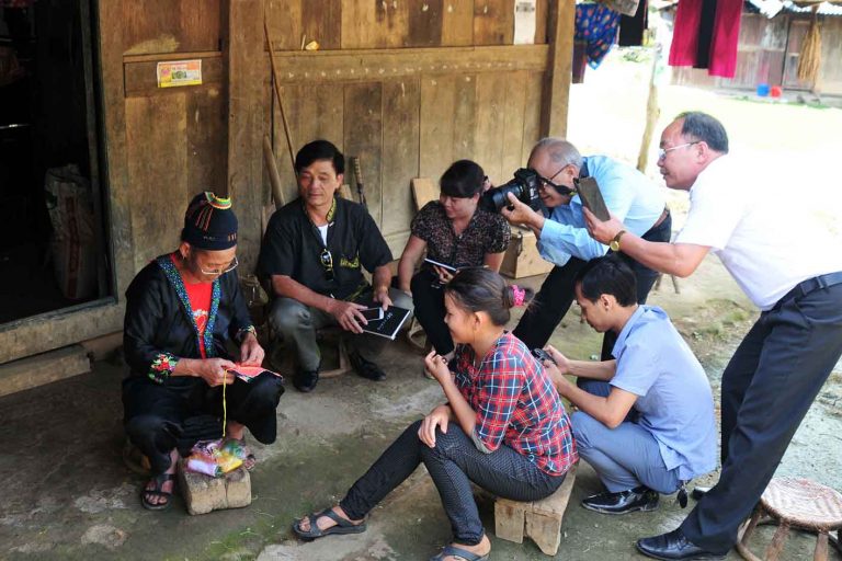 Văn nghệ sỹ trong tỉnh đi thực tế sáng tác tìm hiểu đời sống văn hóa các dân tộc tại xã Pú Đao, huyện Nậm Nhùn