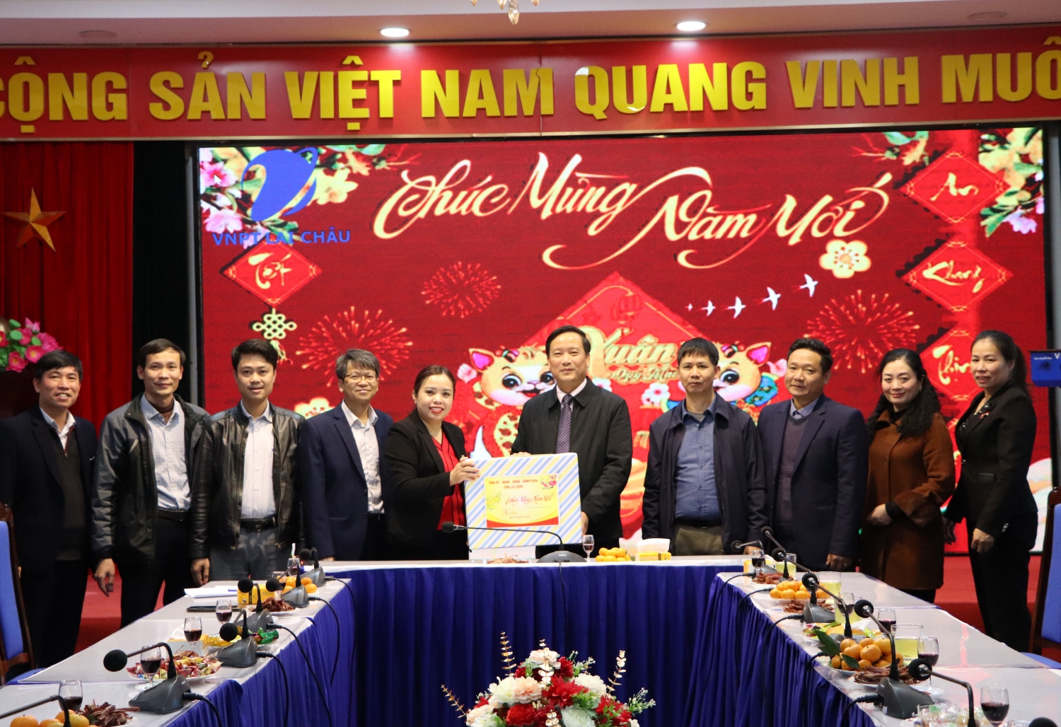 Đồng chí Lê Đức Dục - Ủy viên Ban Thường vụ Tỉnh ủy, Trưởng Ban Tuyên giáo Tỉnh ủy thăm, tặng quà Công ty Viễn thông Lai Châu