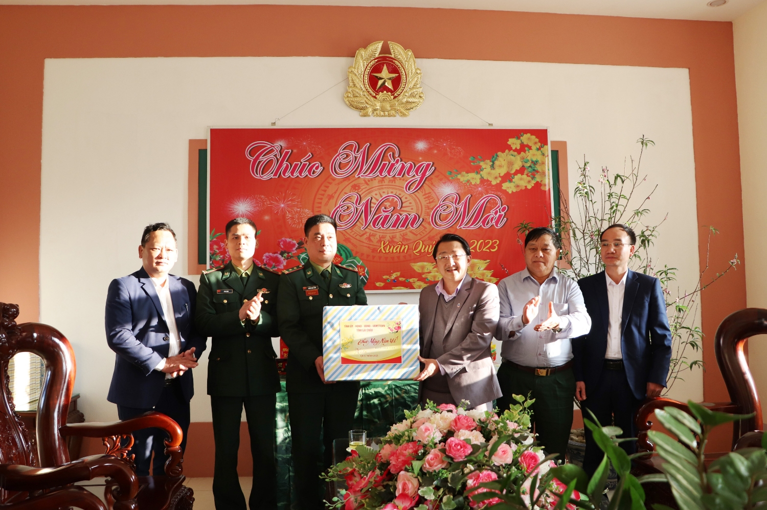 Đoàn thăm, chúc Tết, tặng quà Đồn Biên phòng Hua Bum