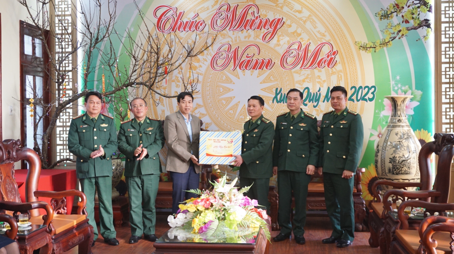 Đồng chí Phó Bí thư Thường trực Tỉnh ủy Lê Văn Lương tặng quà Bộ Chỉ huy Bộ đội Biên phòng tỉnh