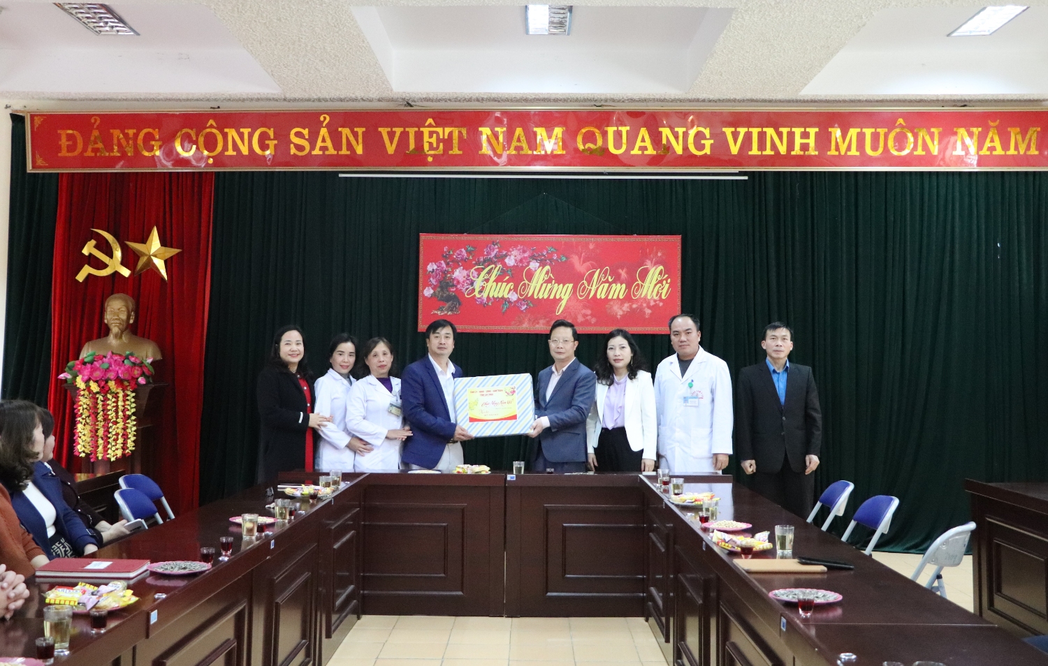 Đoàn công tác thăm và chúc Tết Trung tâm Y tế huyện Tam Đường
