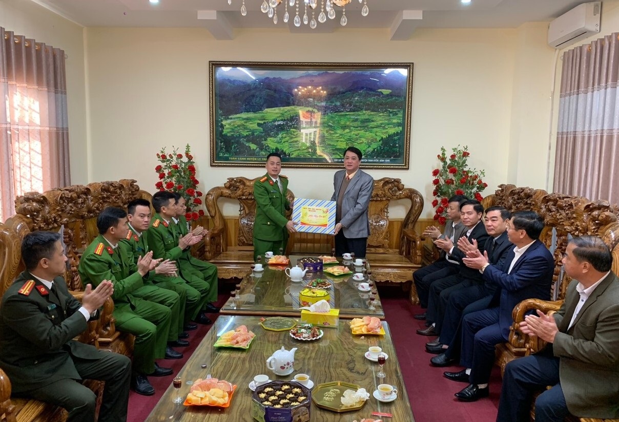 Quang cảnh thăm và chúc Tết tại Ban Chỉ huy Quân sự huyện Than Uyên