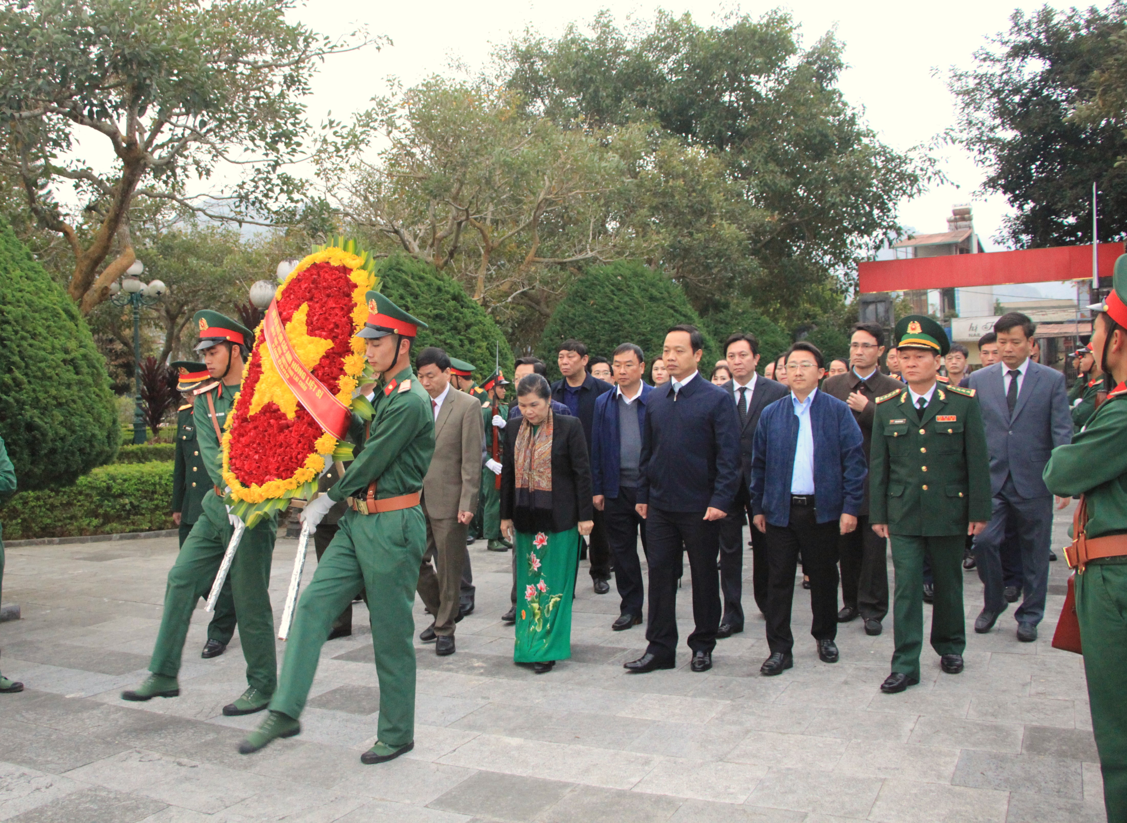 Các đại biểu dâng vòng hoa tại Nghĩa trang liệt sỹ tỉnh