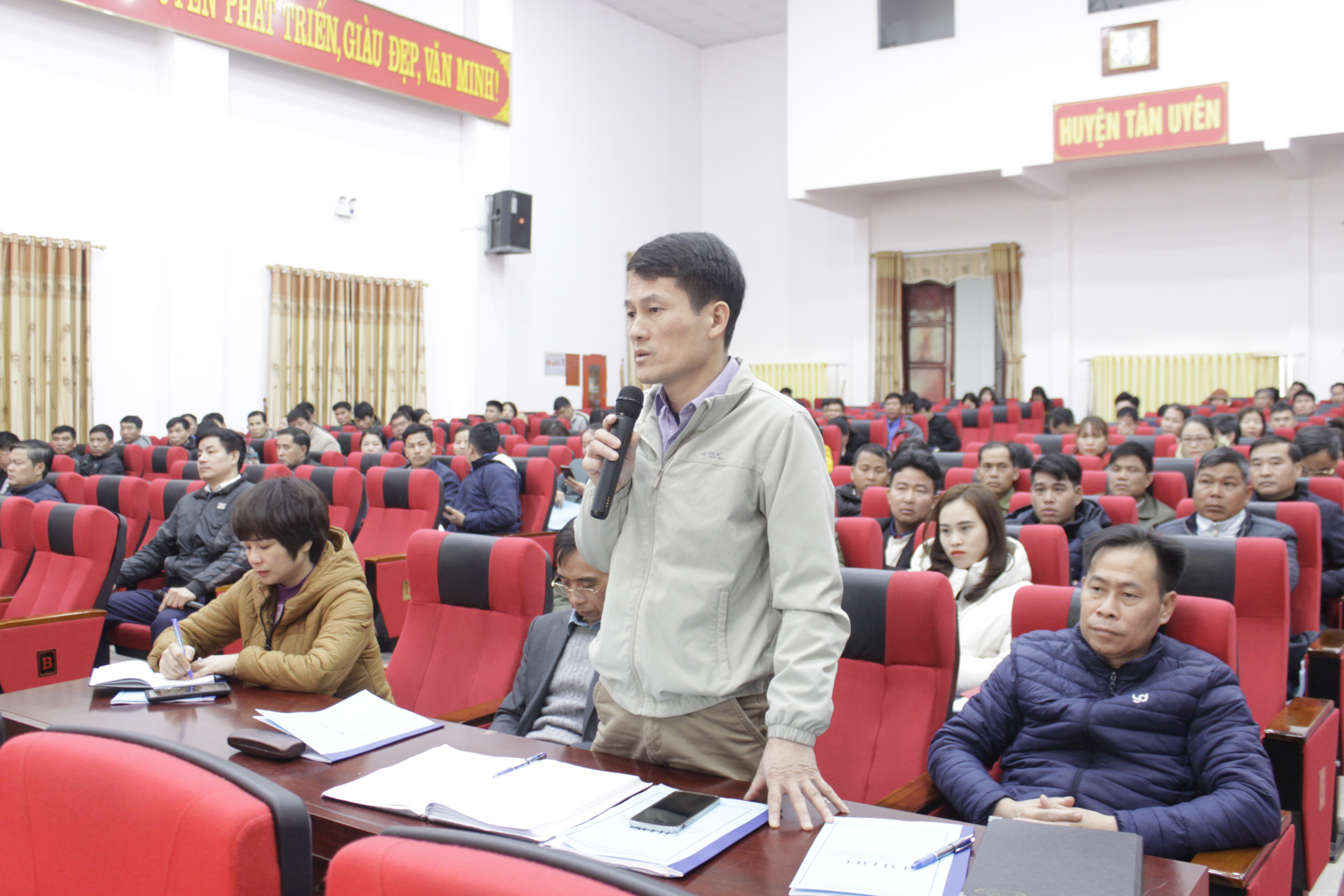 Đại diện lãnh đạo UBND thị trấn Tân Uyên phát biểu ý kiến tại Hội nghị