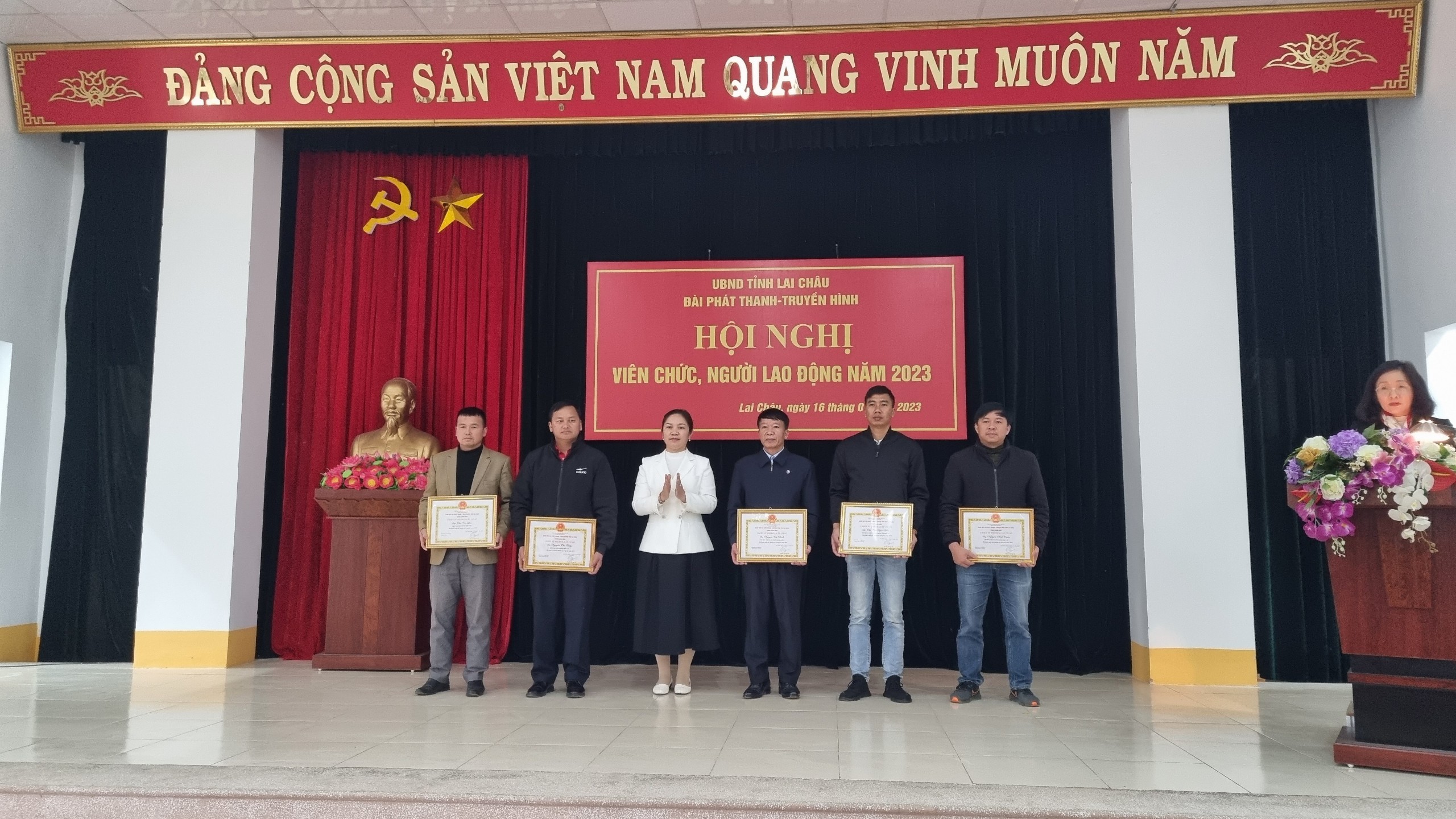 Đồng chí Nguyễn Thị Ngọc Hà - Giám đốc Đài Phát thanh - Truyền hình tỉnh trao Chứng nhận Chiến sỹ thi đua cấp cơ sở cho các cá nhân