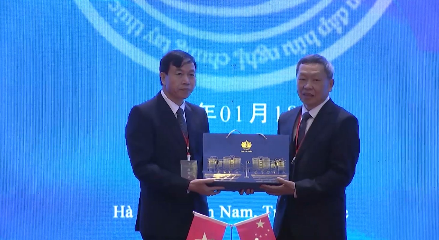 Đồng chí Lê Văn Lương, Phó Bí thư Thường trực Tỉnh ủy Lai Châu tặng quà lãnh đạo Châu Hồng Hà